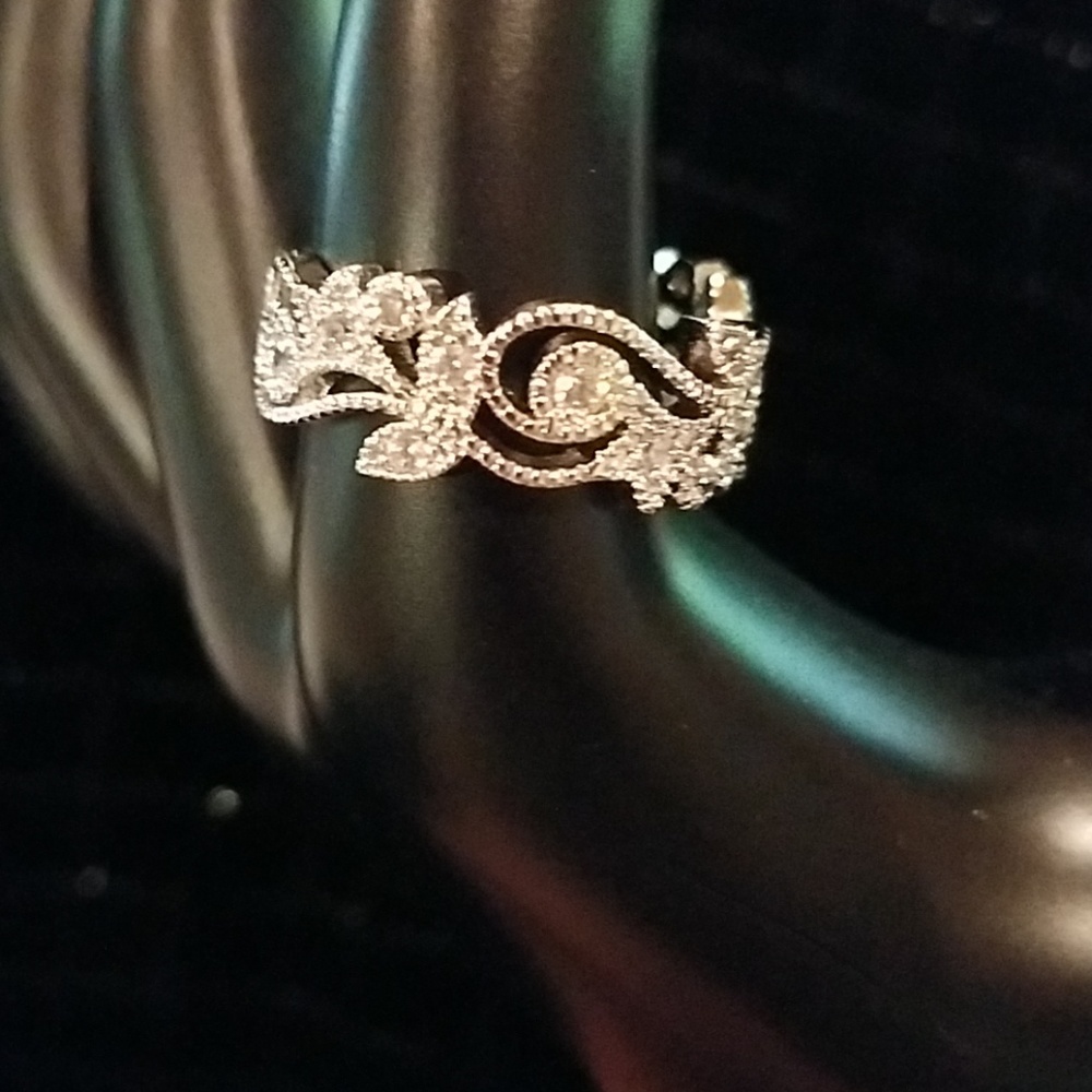 Gorgeous sterling silver filigree band ring.